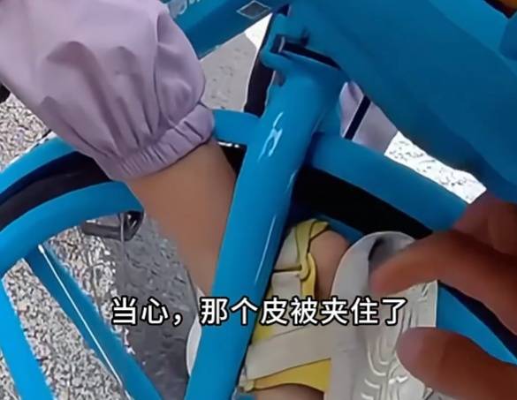 看着都疼<strong></p>
<p>购买比特币</strong>！上海街头一男子突然求助：10岁女儿被死死卡住！这个行为太危险→