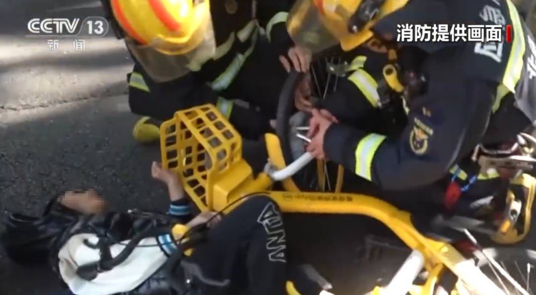 看着都疼<strong></p>
<p>购买比特币</strong>！上海街头一男子突然求助：10岁女儿被死死卡住！这个行为太危险→