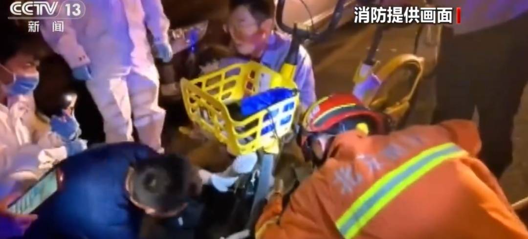 看着都疼<strong></p>
<p>购买比特币</strong>！上海街头一男子突然求助：10岁女儿被死死卡住！这个行为太危险→