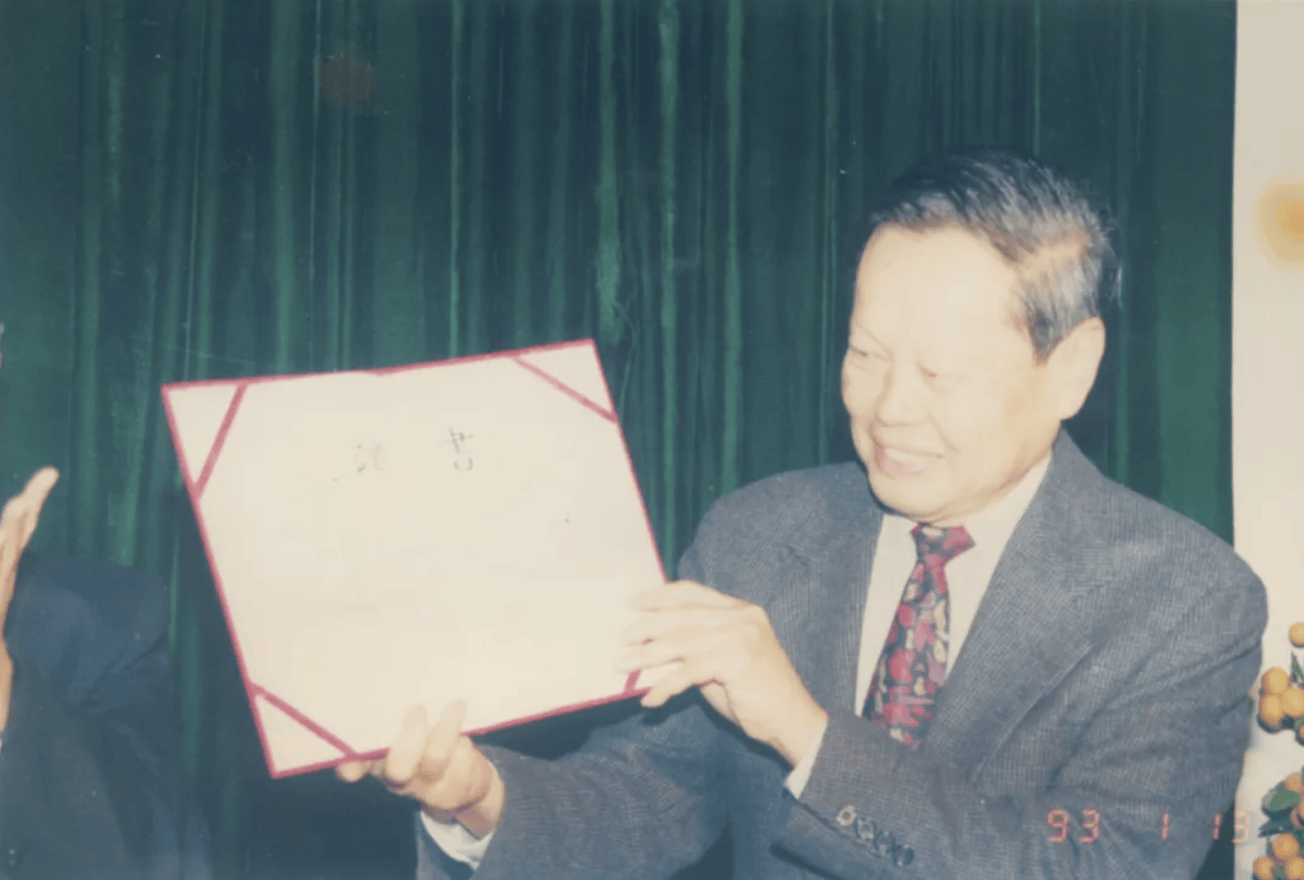 杨振宁为什么连续32年担任东莞理工学院名誉校长<strong></p>
<p>比特币视频</strong>？
