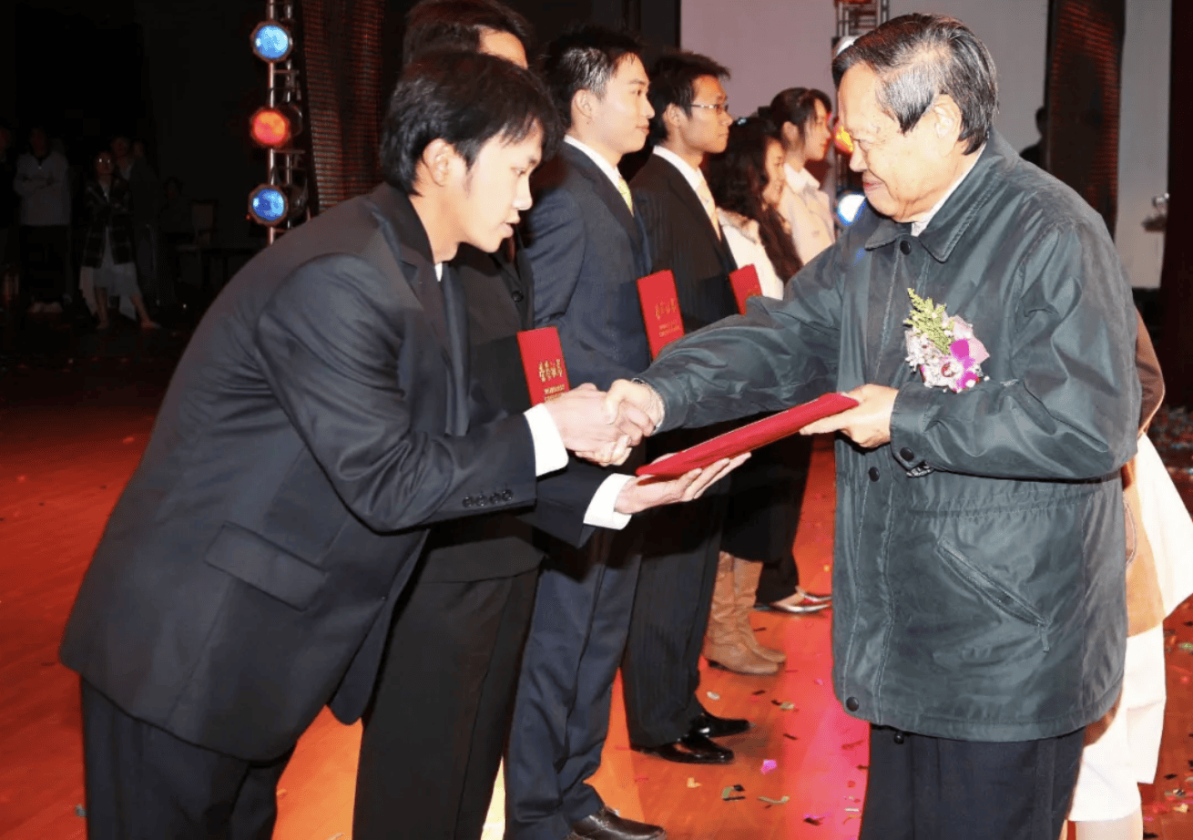 杨振宁为什么连续32年担任东莞理工学院名誉校长<strong></p>
<p>比特币视频</strong>？