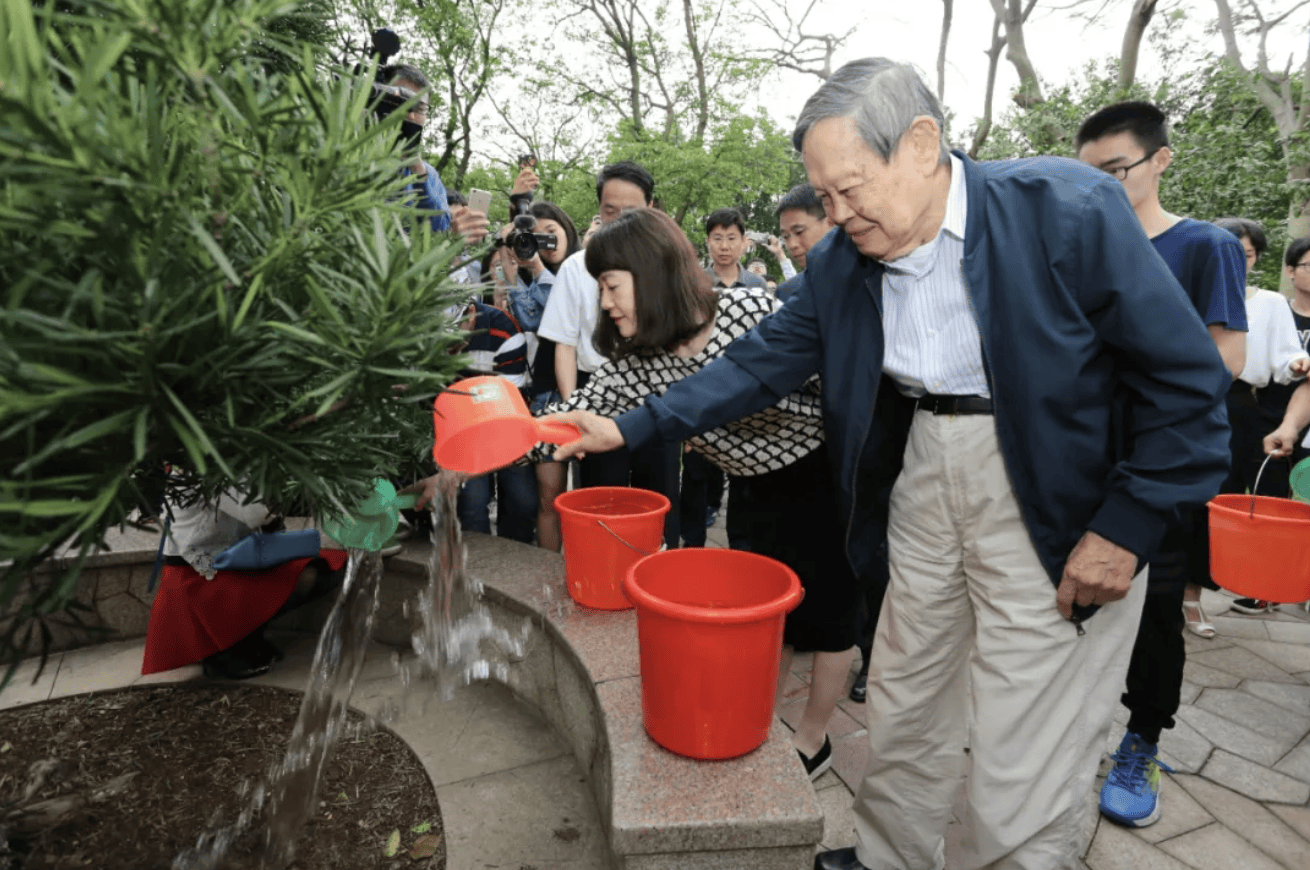 杨振宁为什么连续32年担任东莞理工学院名誉校长<strong></p>
<p>比特币视频</strong>？