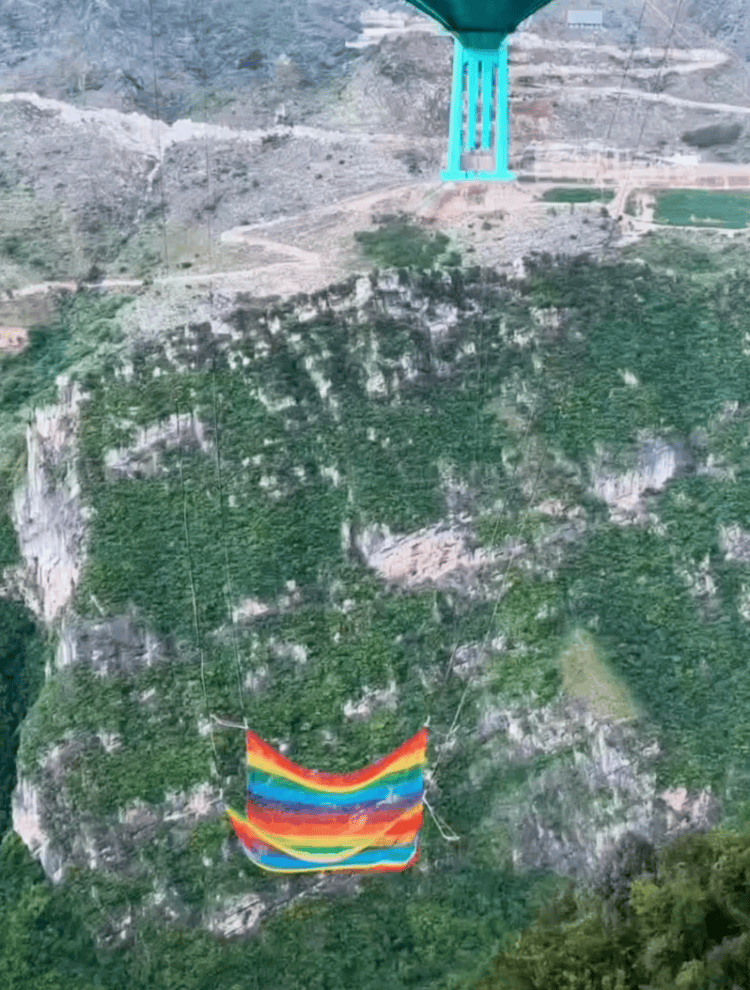 贵州花江峡谷大桥无绳蹦极引热议<strong></p>
<p>比特币视频</strong>，工作人员：20-50米高度自选，下方有160㎡安全网接住