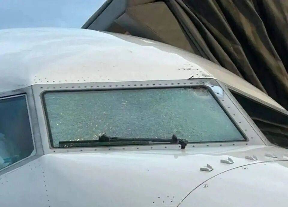 美客机驾驶舱风挡玻璃破裂<strong></p>
<p>比特币视频</strong>，自万米高空紧急备降！机上共140人，资深机长：或被陨石或卫星残骸撞击