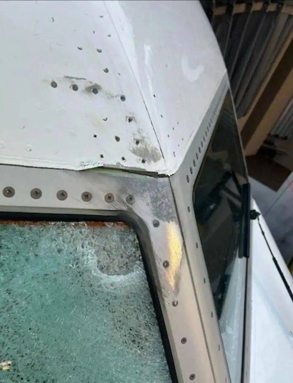 美客机驾驶舱风挡玻璃破裂<strong></p>
<p>比特币视频</strong>，自万米高空紧急备降！机上共140人，资深机长：或被陨石或卫星残骸撞击