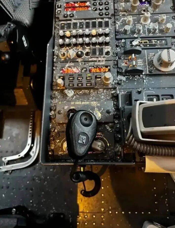 美客机驾驶舱风挡玻璃破裂<strong></p>
<p>比特币视频</strong>，自万米高空紧急备降！机上共140人，资深机长：或被陨石或卫星残骸撞击