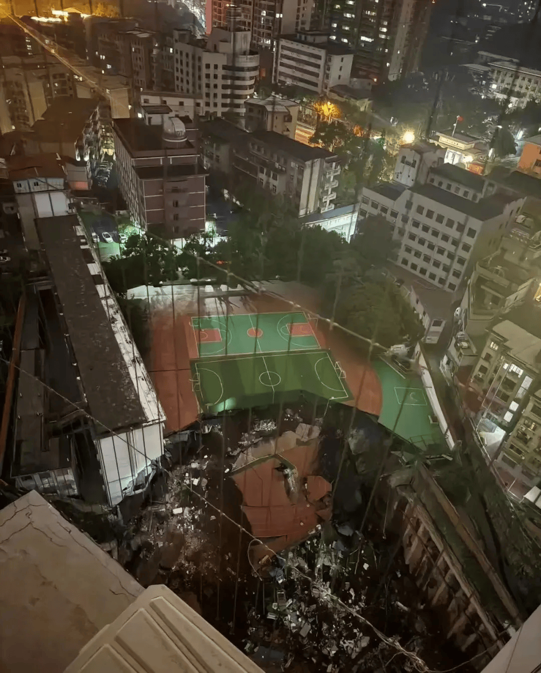 近4000人小学突发坍塌形成巨大坑洞<strong></p>
<p>比特币交易所</strong>，操场塌下去一半，“还好发生在夜里”