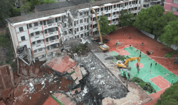 近4000人小学突发坍塌形成巨大坑洞<strong></p>
<p>比特币交易所</strong>，操场塌下去一半，“还好发生在夜里”