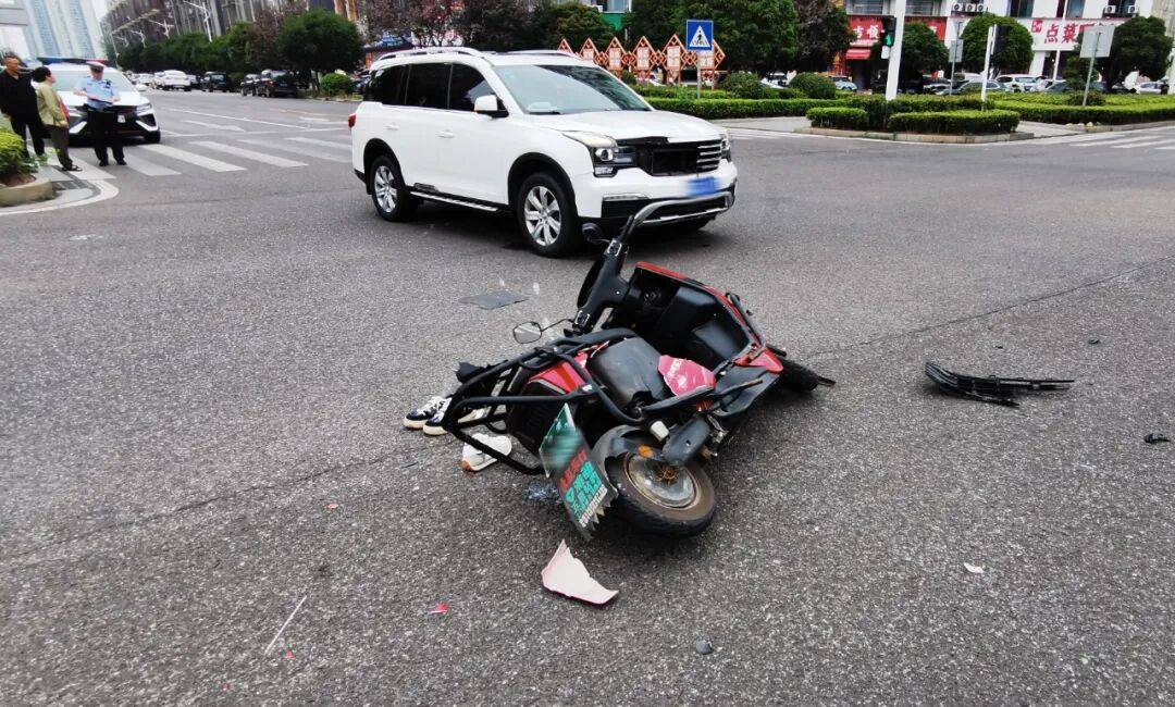 湖南湘潭一女生骑车闯红灯<strong></p>
<p>比特币k线图</strong>，骨折、肝破裂…