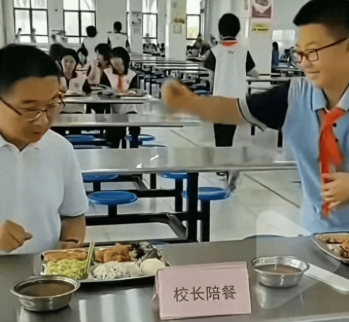 因“被学生抢鸡排”走红的校长病逝<strong></p>
<p>比特币k线图</strong>，其子：月初刚做心血管手术，约千人赶来送最后一程