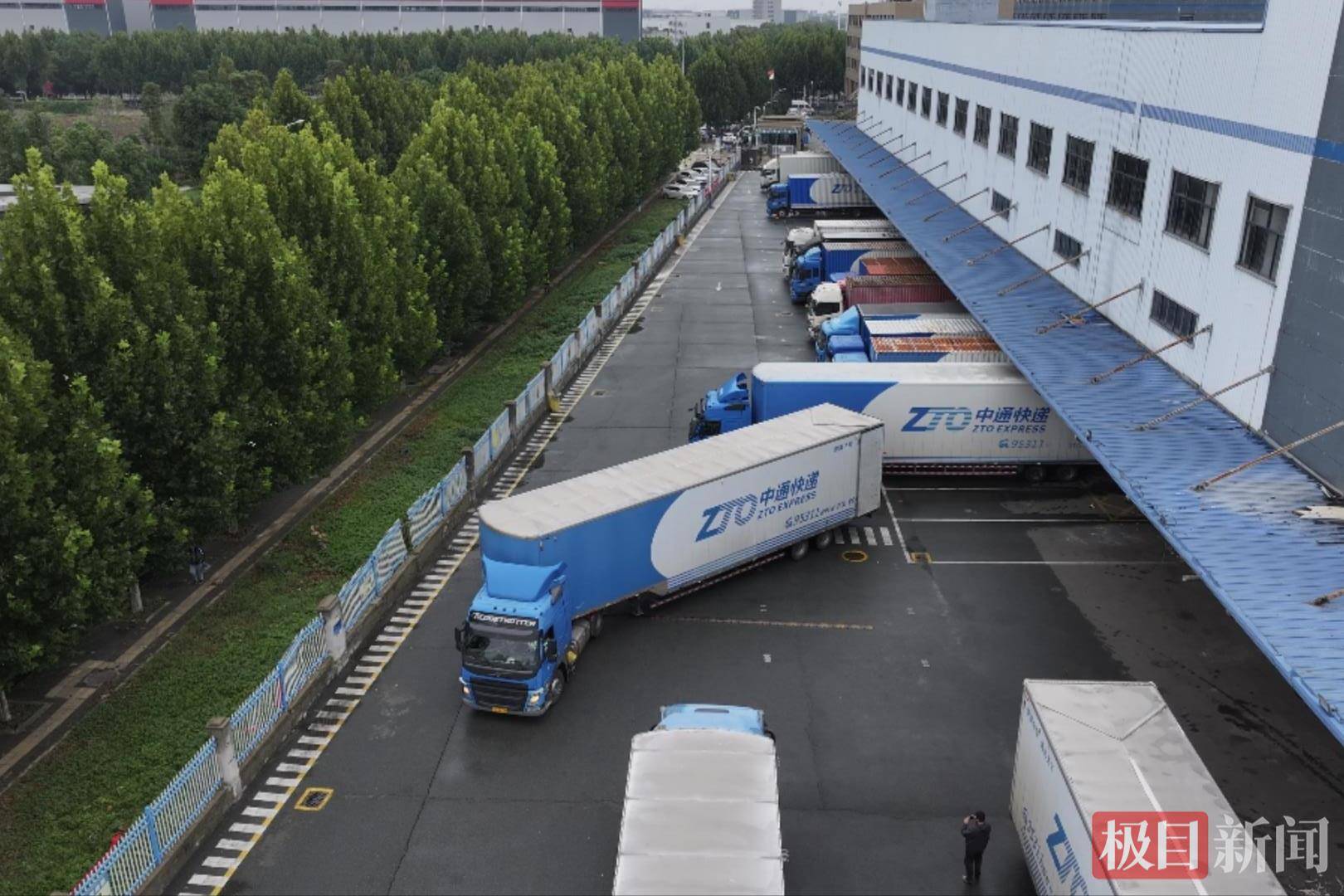 湖北90后姑娘驾驭21米重卡货车<strong></p>
<p>一个比特币多少钱</strong>，3年多行驶里程相当于绕地球约10圈，始终保持零事故
