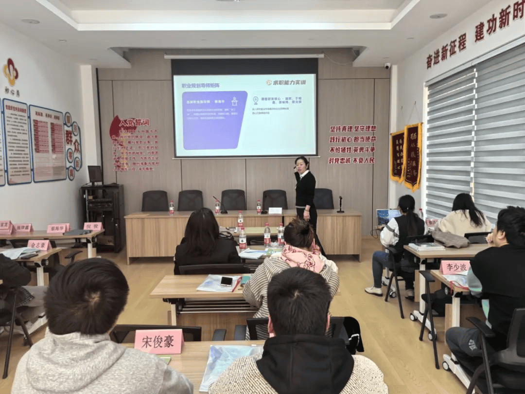 霜降·职场收获季|秋暮露成霜<strong></p>
<p>一个比特币多少钱</strong>，云卷寒风降