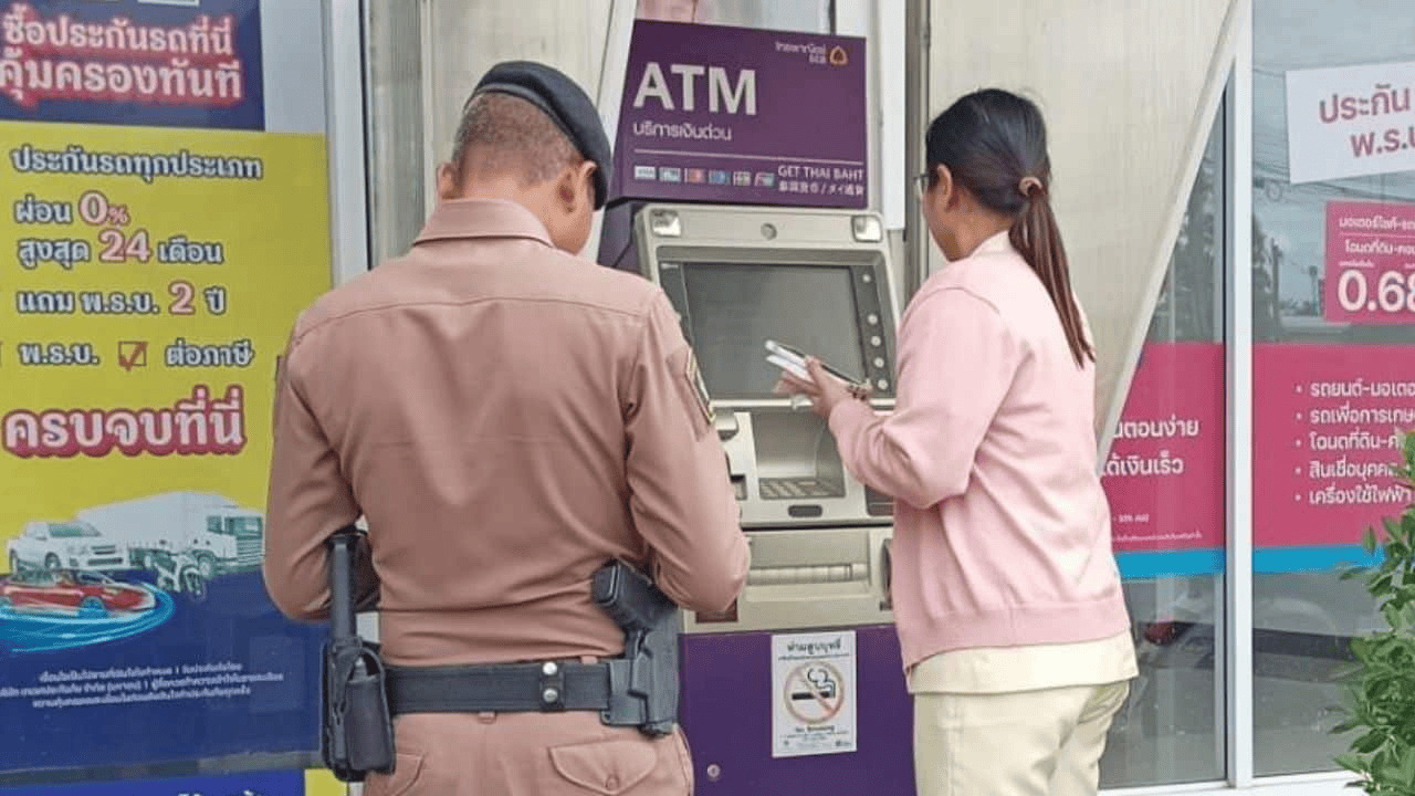 泰国女子在ATM机取钱<strong></p>
<p>比特币多少钱一个</strong>,取款口突然窜出一条蛇