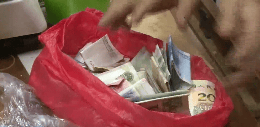 广东一男子两三年持续往批发店无故扔钱<strong></p>
<p>怎么购买比特币</strong>,店主:每次他都不承认,还钱还把钱送回来