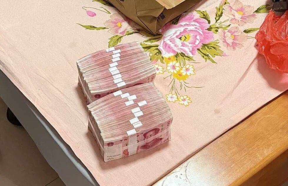 女子紧攥20万现金大哭:我自己的钱<strong></p>
<p>怎么购买比特币</strong>,还不能自由支配?