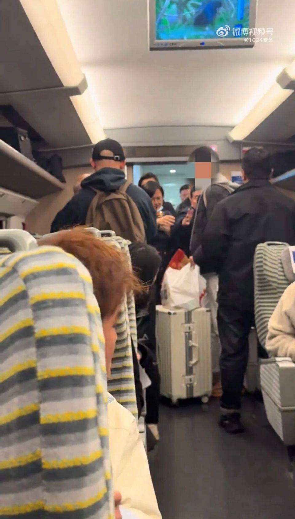 老年男子高铁上要求让座遭拒<strong></p>
<p>比特币现在多少钱</strong>,反辱骂年轻乘客:“你是人吗?”