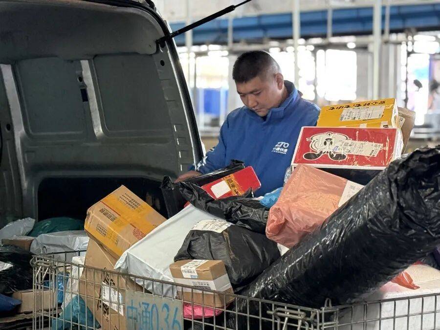 上海一快递小哥跳河救人<strong></p>
<p>比特币历史最高价</strong>，上岸后全身湿透继续派送