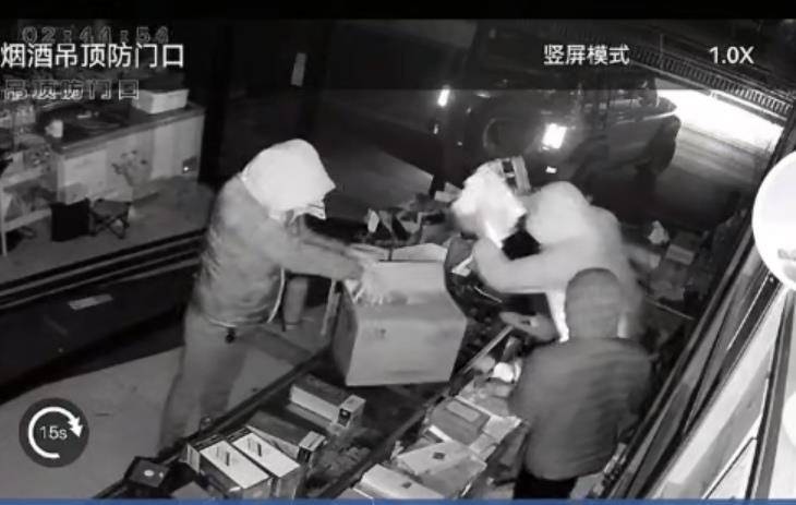 多名男子开越野车撞开烟酒店大门行窃<strong></p>
<p>比特币交易今日价格</strong>，失主报案称损失超20万元，警方回应