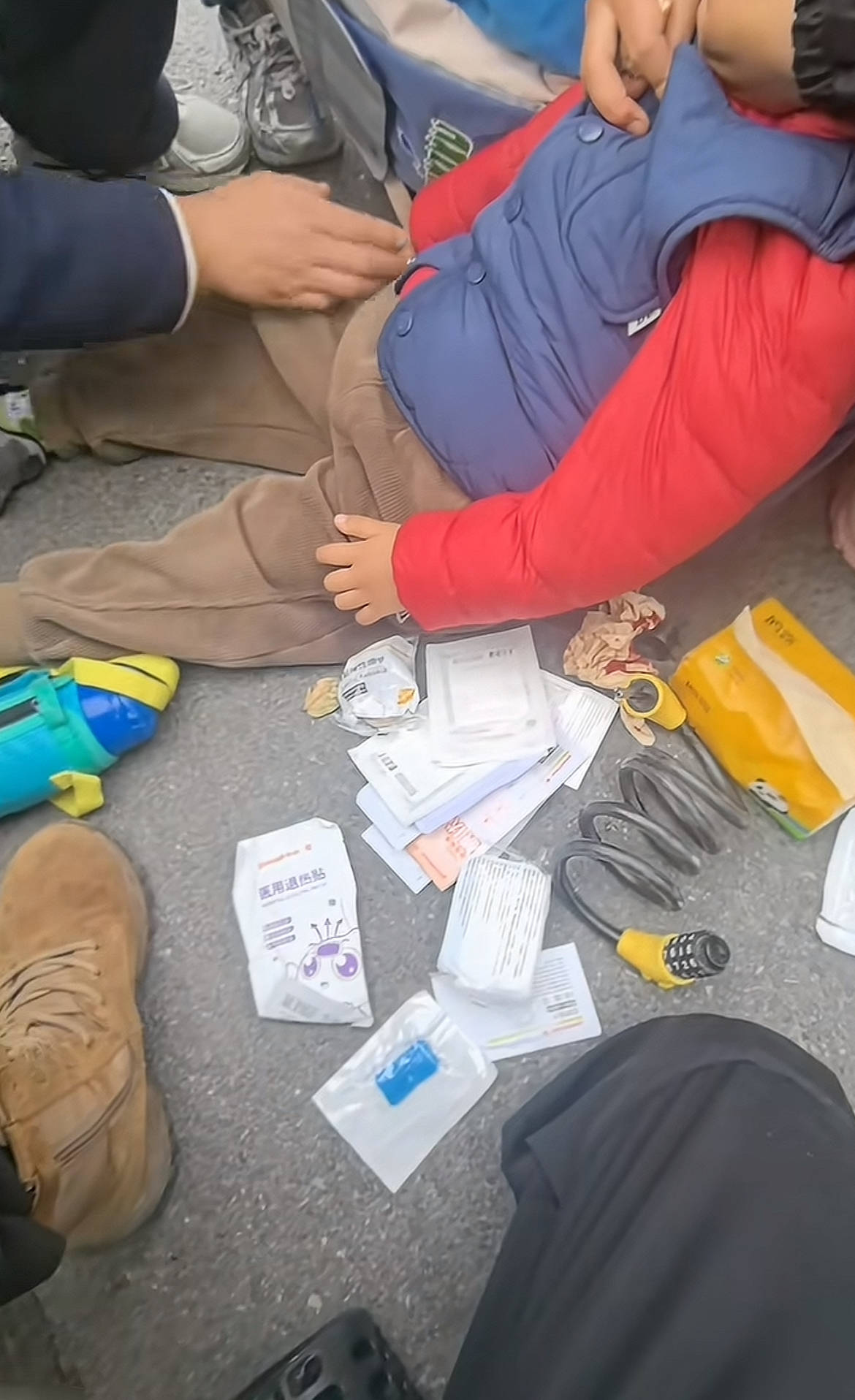 宿迁一小朋友嘴部受伤，妈妈在路边用纸巾止血，外卖小哥掏出随身急救包施救被爆赞