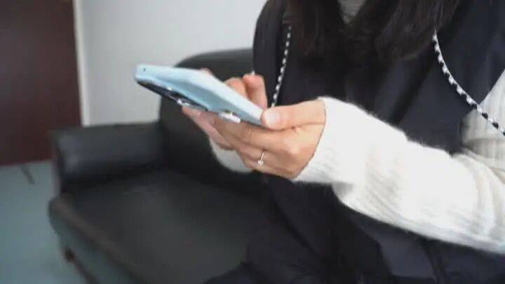 扬州一女子刷短视频惹祸：偷偷去银行取了6万现金<strong></p>
<p>比特币行情美元</strong>，结果……