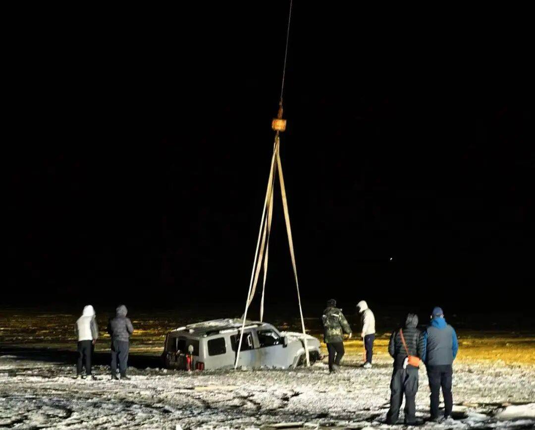 河北一越野车在水库冰面练漂移<strong></p>
<p>比特币价格走势图</strong>,冰层突然破裂,车轮落水被冻6小时,找来吊车深夜将车吊出