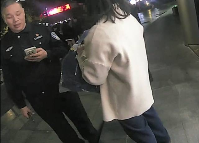 机智!快递在家门口被偷<strong></p>
<p>比特币价格走势图</strong>,她用一招抓到了人还拿回了东西