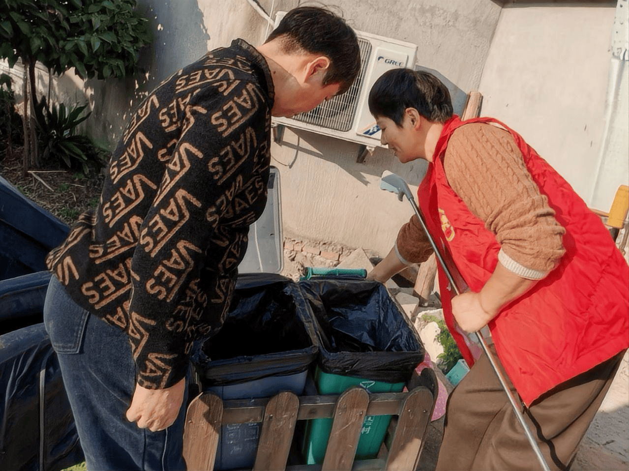 晨光里桶边坚守 余杭径山“漕桥阿姐”绘乡村洁净底色