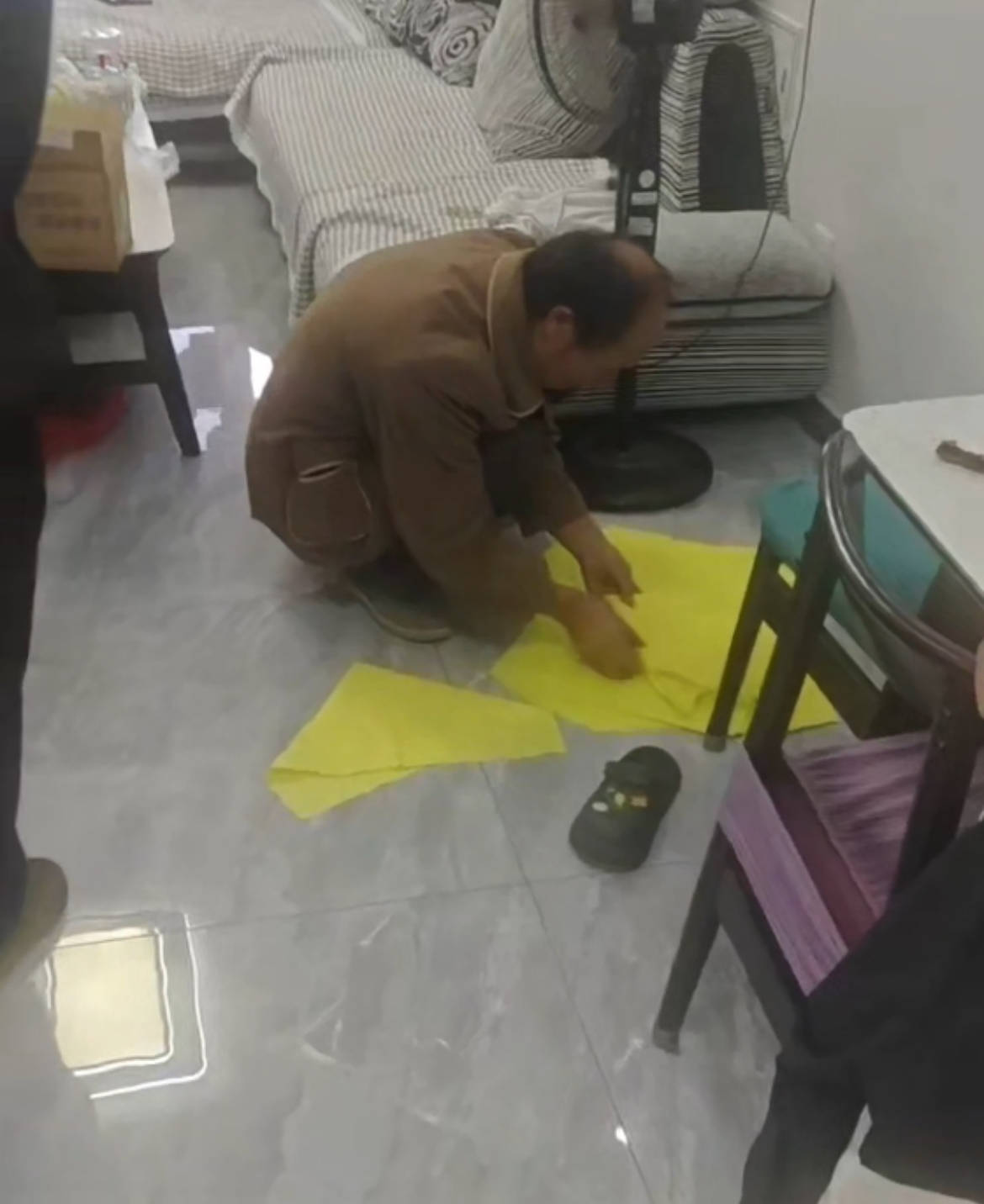 疑因离婚多年的前妻订婚<strong></p>
<p>比特币换算</strong>,临沂一男子上门将其杀害,死者家属:检方已提起公诉