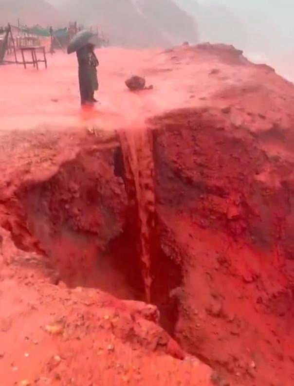 罕见！伊朗霍尔木兹岛遭遇强降雨<strong></p>
<p>比特币行情k线图</strong>，部分海域变成“血色海洋”