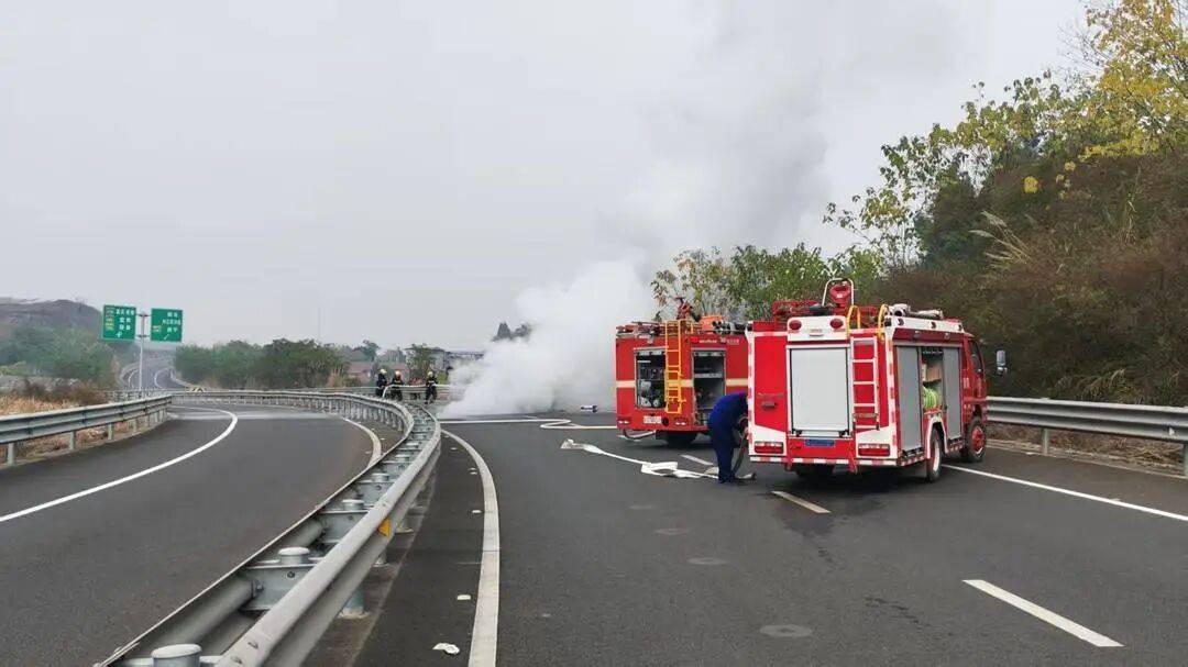 四川高速上一汽车突发自燃！车内两人闻到异味后果断弃车<strong></p>
<p>比特币行情k线图</strong>，成功逃生
