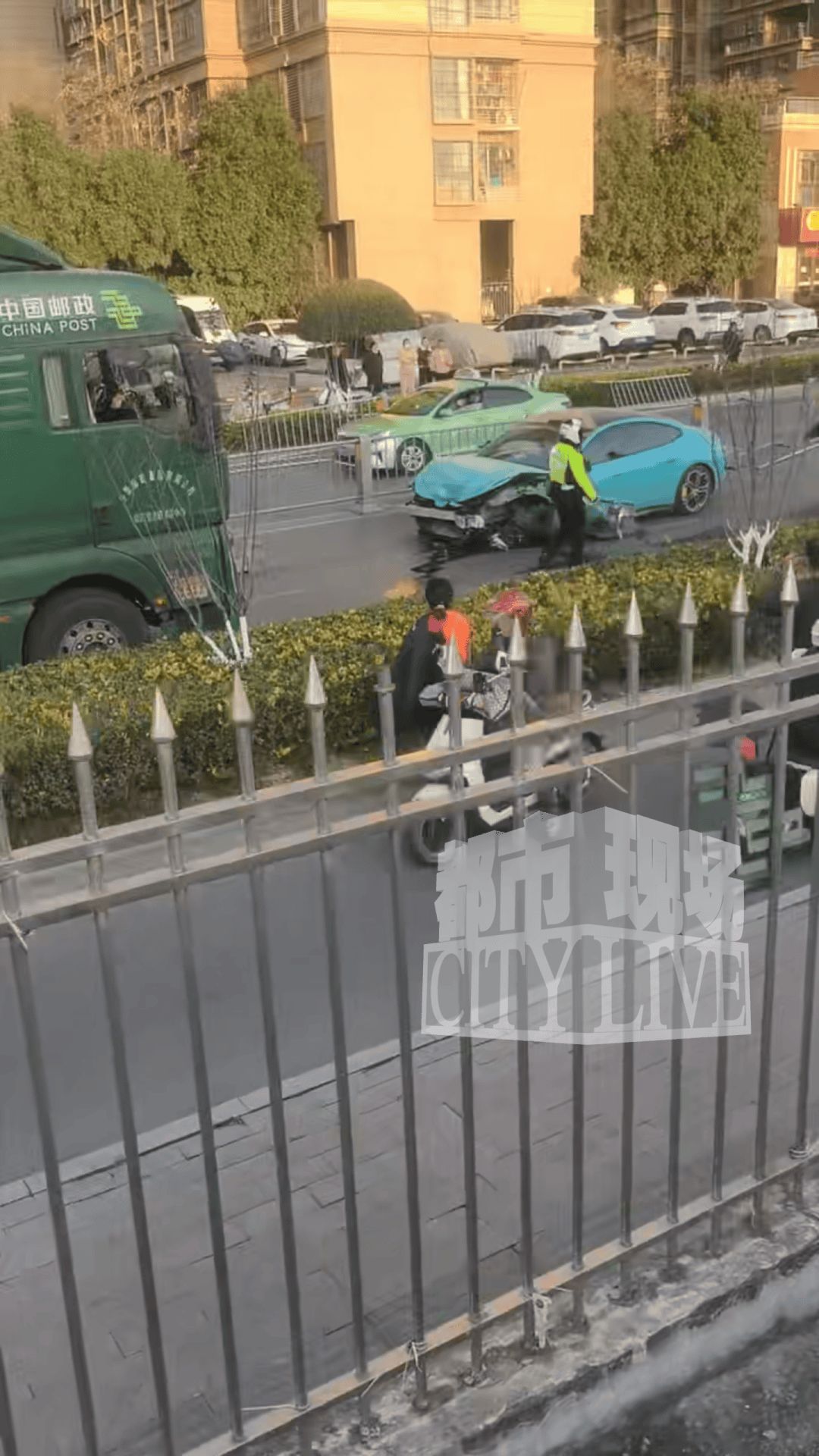 安徽一小米SU7撞翻几十米护栏<strong></p>
<p>比特币行情k线图</strong>,目击者称车辆前轮脱落后才刹停,当地交警回应