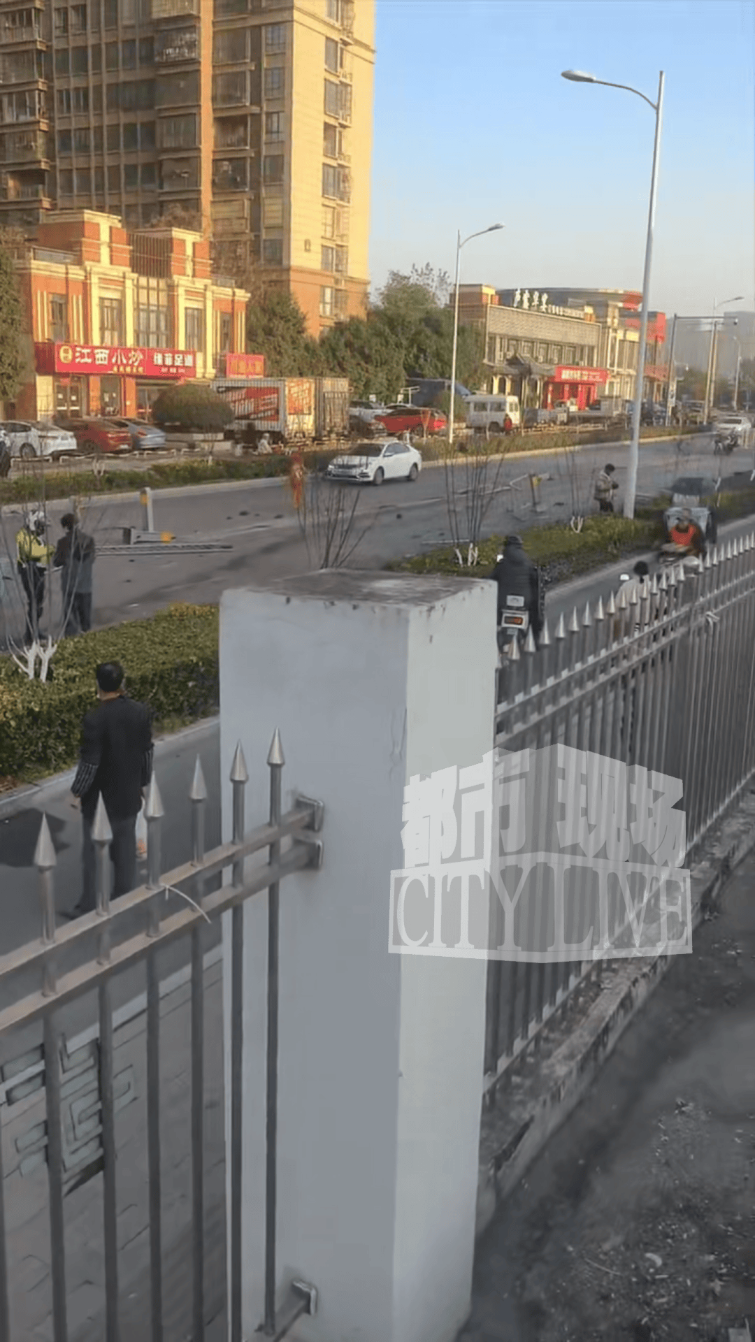 安徽一小米SU7撞翻几十米护栏<strong></p>
<p>比特币行情k线图</strong>,目击者称车辆前轮脱落后才刹停,当地交警回应