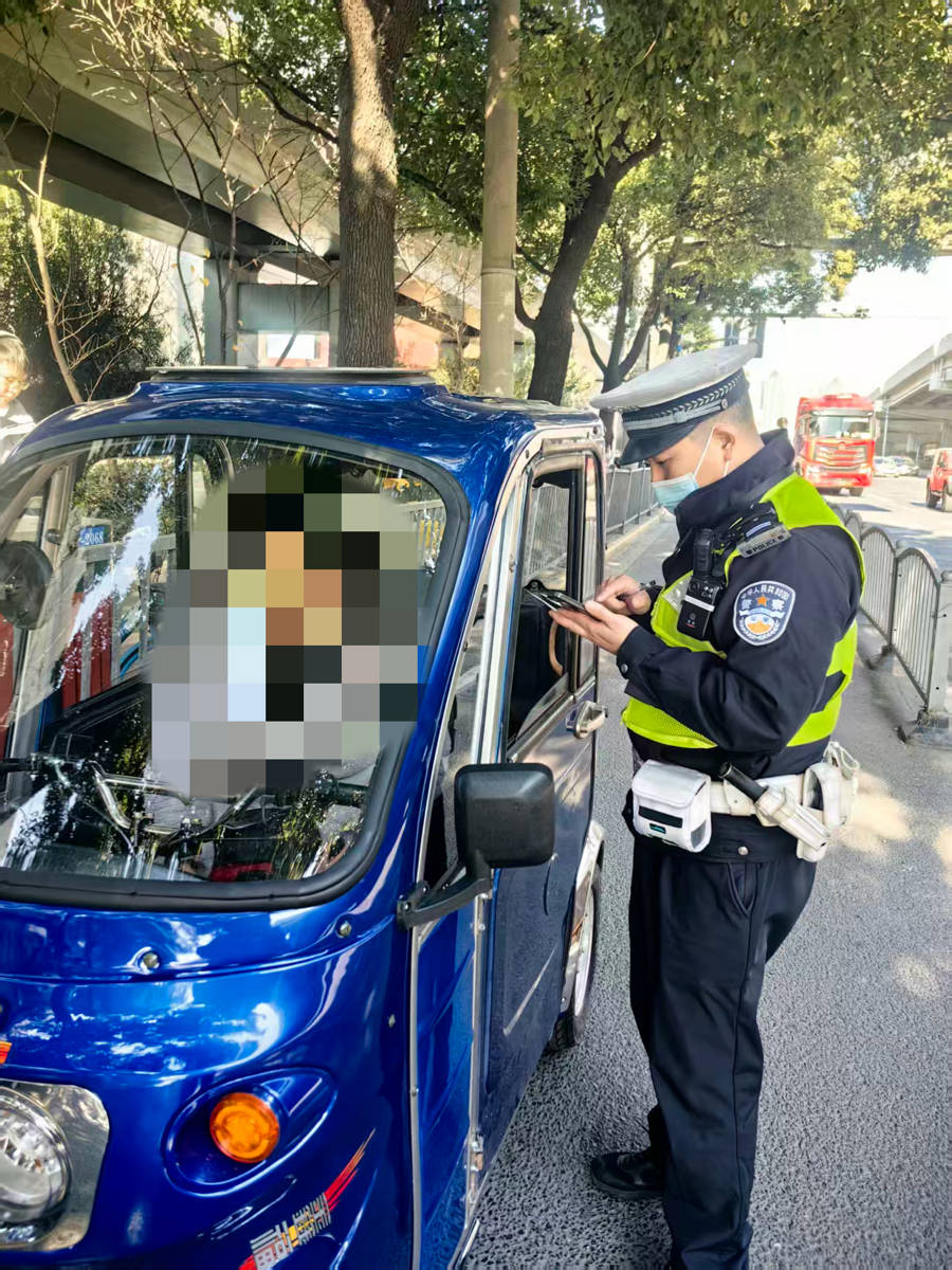 残疾车不得载人<strong></p>
<p>比特币行情k线图</strong>,“老头乐”不得上路:上海正在严查相关交通违法行为