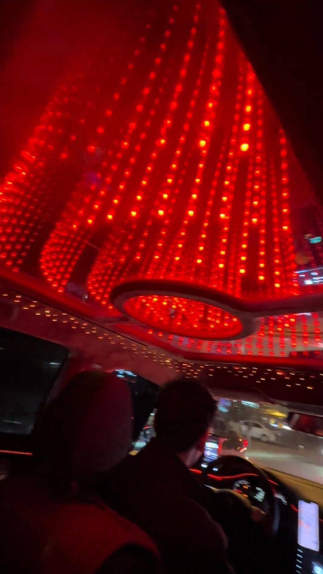 长春一女子打车遇“最炫出租车”<strong></p>
<p>比特币减半时间表</strong>，车顶被改装为绚丽星空顶，网友：打车竟然打到了移动KTV