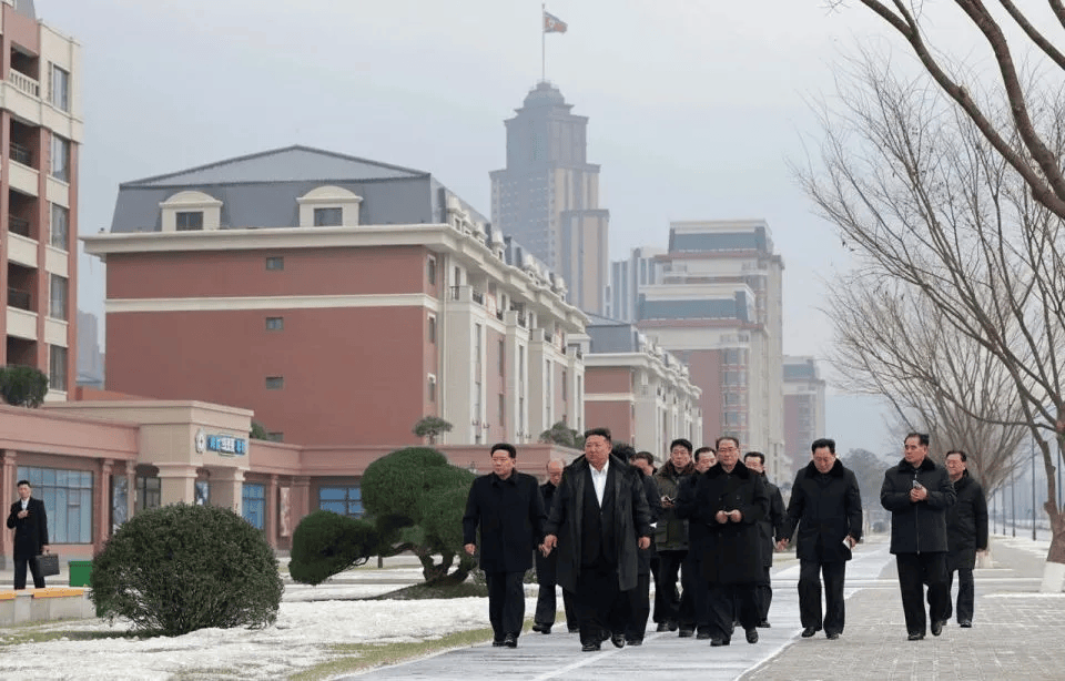 朝鲜“万套住宅”震撼亮相<strong></p>
<p>比特币的行情价格</strong>,金正恩莅临现场指导感叹:潮流之作