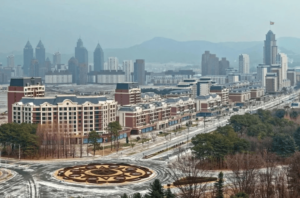 朝鲜“万套住宅”震撼亮相<strong></p>
<p>比特币的行情价格</strong>,金正恩莅临现场指导感叹:潮流之作