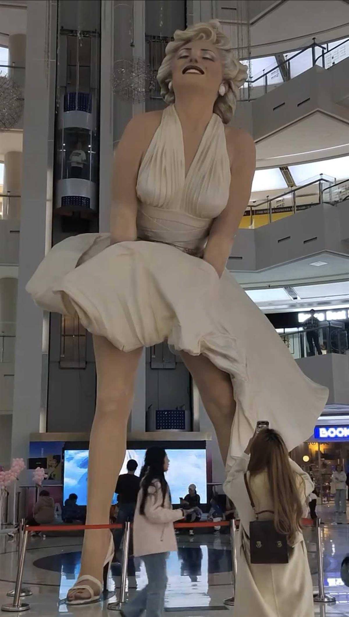 大连8米高梦露雕像悄然被撤<strong></p>
<p>比特币的行情价格</strong>，商场人员：我也是今天上班才知道，集团有新的规划